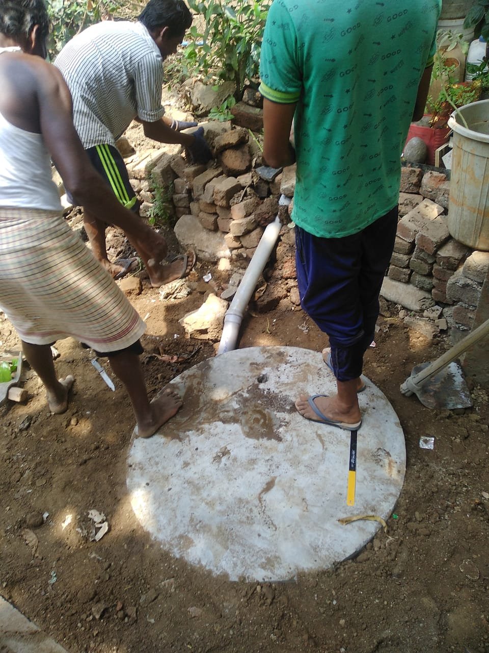 ग्रामस्वच्छता अभियान अंतर्गत सोख्ता खड्डा व जलनिस्सारण काम